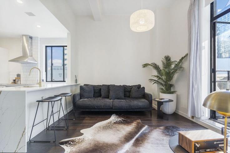 Auckland CBD, Auckland에 위치한 Building Customs Street East - oneciti-property-management - 1639560 유닛의 세련된 인테리어가 돋보이는 거실 Auckland CBD, Auckland에 위치한 Building Customs Street East - oneciti-property-management - 1639560 유닛의 세련된 인테리어가 돋보이는 거실
