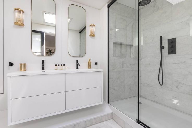 Royal Borough of Kensington and Chelsea, London의 Building Cheyne Walk - onefinestay - 1308896 - LON에 위치한 세련되고 감각적으로 디자인된 욕실
