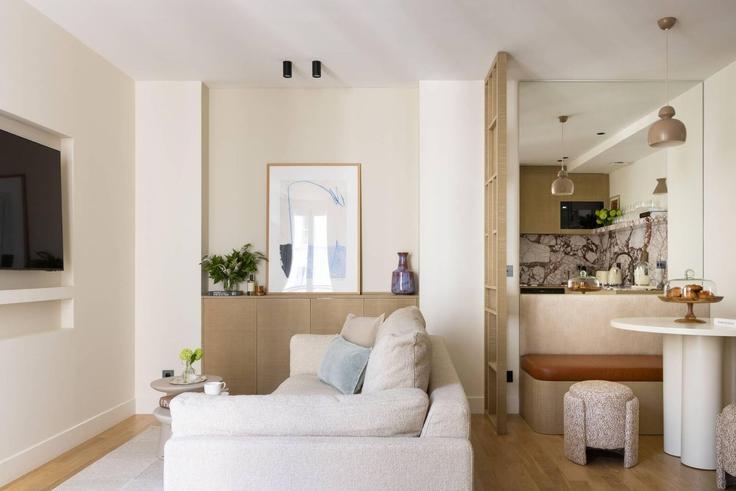 Elegant gestaltetes Wohnzimmer mit moderner Einrichtung in einer Wohnung im Building Rue de Miromesnil - onefinestay - 1315761 in 8th arrondissement, Paris