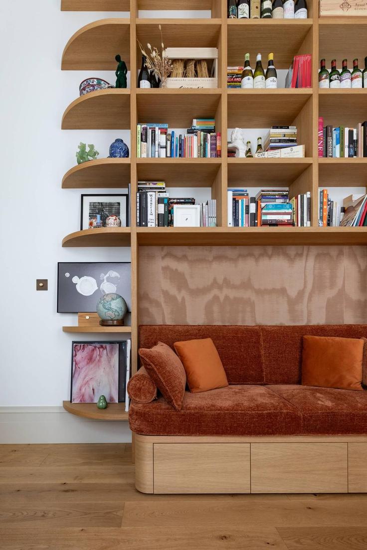 Elegante sala de estar con mobiliario moderno en un apartamento en Building Spring Gardens - onefinestay - 1318576 en City of Westminster, London