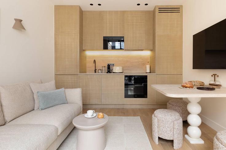 Paris 8th arrondissementのBuilding Rue de Miromesnil - onefinestay - 1331974のアパートメントにある、モダンな家具を備えたエレガントなデザインのリビングルーム