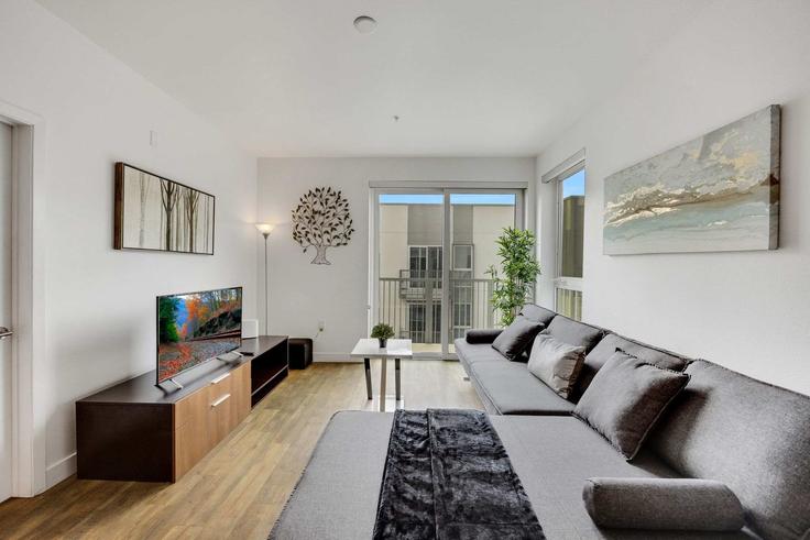 Elegante sala de estar con mobiliario moderno en un apartamento en Building North Broadway - oneluxstay - 1037639 - LAX en Los Angeles, Los Angeles