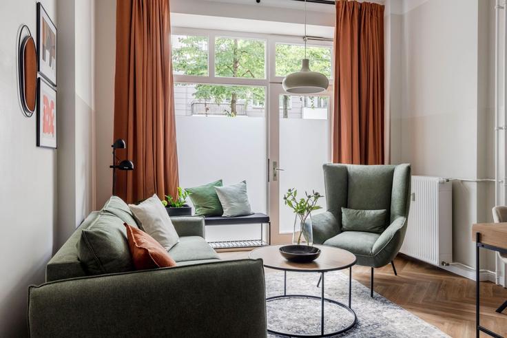 Building Müggelstraße 22 - oomph-apartments-1 - 1537246 adresindeki bir dairede modern mobilyalarla zarif bir şekilde tasarlanmış oturma odası Berlin, Berlin Building Müggelstraße 22 - oomph-apartments-1 - 1537246 adresindeki bir dairede modern mobilyalarla zarif bir şekilde tasarlanmış oturma odası Berlin, Berlin