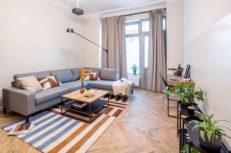 Berlin, Berlin에 위치한 Building Friedelstraße 51 - oomph-apartments-1 - 1537252 유닛의 세련된 인테리어가 돋보이는 거실