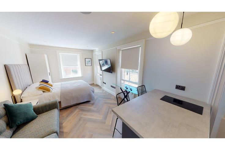 Sala de estar elegantemente projetada com móveis modernos em um apartamento no Building Rodney Street - orangerentals - 1467274 em Liverpool, Liverpool