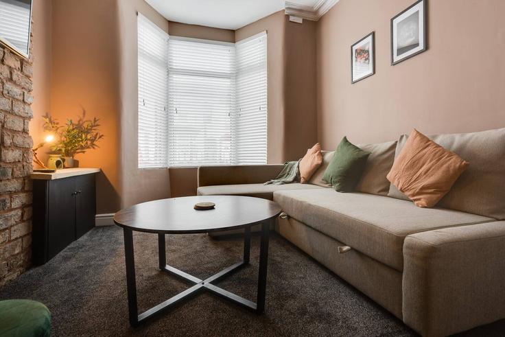 Elegante sala de estar con mobiliario moderno en un apartamento en Building Jacob Street - orangerentals - 1467263 en Liverpool, Liverpool