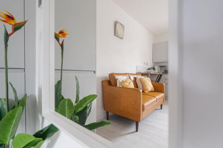Elegante sala de estar con mobiliario moderno en un apartamento en Building Newsham Drive - orangerentals - 1564194 en Liverpool, Liverpool Elegante sala de estar con mobiliario moderno en un apartamento en Building Newsham Drive - orangerentals - 1564194 en Liverpool, Liverpool