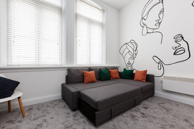 Elegant gestaltetes Wohnzimmer mit moderner Einrichtung in einer Wohnung im Building Crosshall Street - orangerentals - 1609273 in Liverpool, Liverpool Elegant gestaltetes Wohnzimmer mit moderner Einrichtung in einer Wohnung im Building Crosshall Street - orangerentals - 1609273 in Liverpool, Liverpool