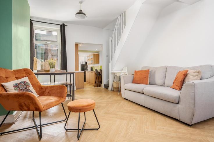 Elegant gestaltetes Wohnzimmer mit moderner Einrichtung in einer Wohnung im Building Beechwood Road - orangerentals - 1467241 in Metropolitan Borough of Sefton, Liverpool
