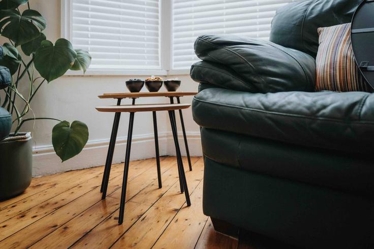 Elegante sala de estar con mobiliario moderno en un apartamento en Building Elmsdale Road - orangerentals - 1467251 en Liverpool, Liverpool