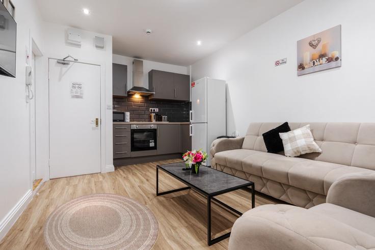Elegant gestaltetes Wohnzimmer mit moderner Einrichtung in einer Wohnung im Building Day Street - orangerentals - 1467256 in Liverpool, Liverpool