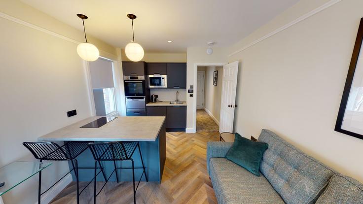 Sala de estar elegantemente projetada com móveis modernos em um apartamento no Building Rodney Street - orangerentals - 1467273 em Liverpool, Liverpool