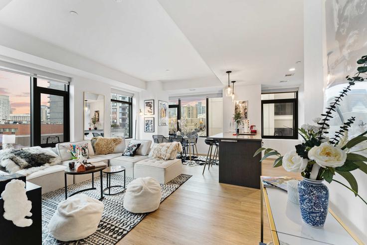 Elegant gestaltetes Wohnzimmer mit moderner Einrichtung in einer Wohnung im Building Harrison Avenue - orchidgroup - 1272545 - BOS in Boston, Boston Elegant gestaltetes Wohnzimmer mit moderner Einrichtung in einer Wohnung im Building Harrison Avenue - orchidgroup - 1272545 - BOS in Boston, Boston