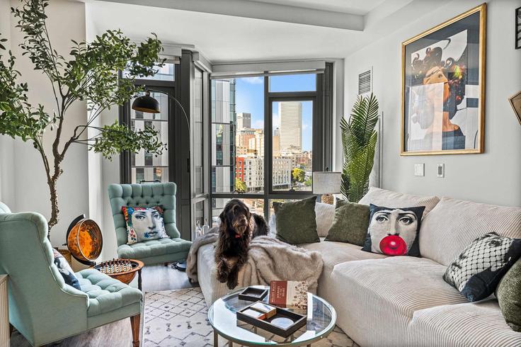 Elegante sala de estar con mobiliario moderno en un apartamento en Building Harrison Avenue - orchidgroup - 1272548 - BOS en Boston, Boston