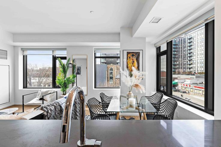 Elegante sala de estar con mobiliario moderno en un apartamento en Building Harrison Avenue - orchidgroup - 1272546 - BOS en Boston, Boston