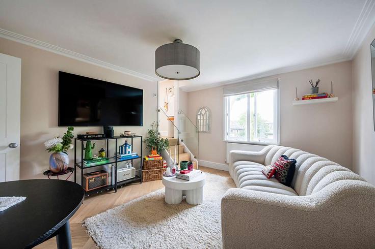 Elegante sala de estar con mobiliario moderno en un apartamento en Building Leamington Road Villas - outofoffice - 1255902 - LON en City of Westminster, London