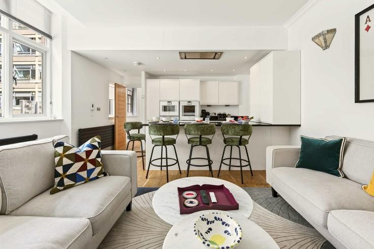 Elegante sala de estar con mobiliario moderno en un apartamento en Building All Souls' Place - outofoffice - 1579806 en City of Westminster, London Elegante sala de estar con mobiliario moderno en un apartamento en Building All Souls' Place - outofoffice - 1579806 en City of Westminster, London