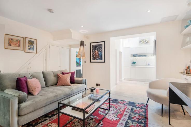 Sala de estar elegantemente projetada com móveis modernos em um apartamento no Building Chepstow Place - outofoffice - 1031341 - LON em City of Westminster, London