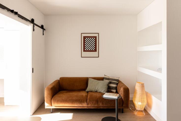 Elegante sala de estar con mobiliario moderno en un apartamento en Building Rua Altura de Maio - outsite1 - 1229896 en Quarteira, Quarteira Elegante sala de estar con mobiliario moderno en un apartamento en Building Rua Altura de Maio - outsite1 - 1229896 en Quarteira, Quarteira