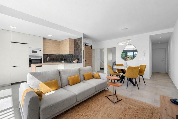 Sala de estar elegantemente projetada com móveis modernos em um apartamento no Building Calle Antonio Godoy - oyoostays - 1638508 em Pilar de la Horadada, Pilar de la Horadada