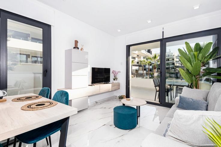 Building Calle Lagos de Covadonga - oyoostays - 1521966 adresindeki bir dairede modern mobilyalarla zarif bir şekilde tasarlanmış oturma odası Orihuela, Orihuela