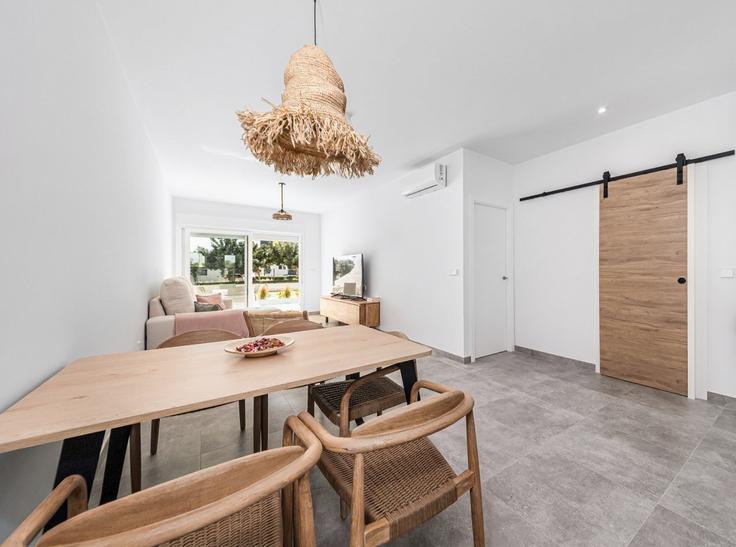 Elegant gestaltetes Wohnzimmer mit moderner Einrichtung in einer Wohnung im Building Calle Ronda de Levante - oyoostays - 1521962 in Pilar de la Horadada, Pilar de la Horadada Elegant gestaltetes Wohnzimmer mit moderner Einrichtung in einer Wohnung im Building Calle Ronda de Levante - oyoostays - 1521962 in Pilar de la Horadada, Pilar de la Horadada