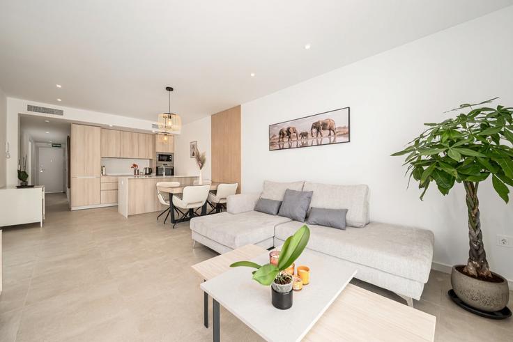 Sala de estar elegantemente projetada com móveis modernos em um apartamento no Building Calle San Isidro - oyoostays - 1521971 em Pilar de la Horadada, Pilar de la Horadada