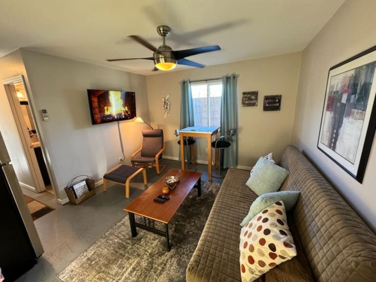 Sala de estar elegantemente projetada com móveis modernos em um apartamento no Building East Indian School Road - paintedskypm - 1309644 - USA em Phoenix, Phoenix