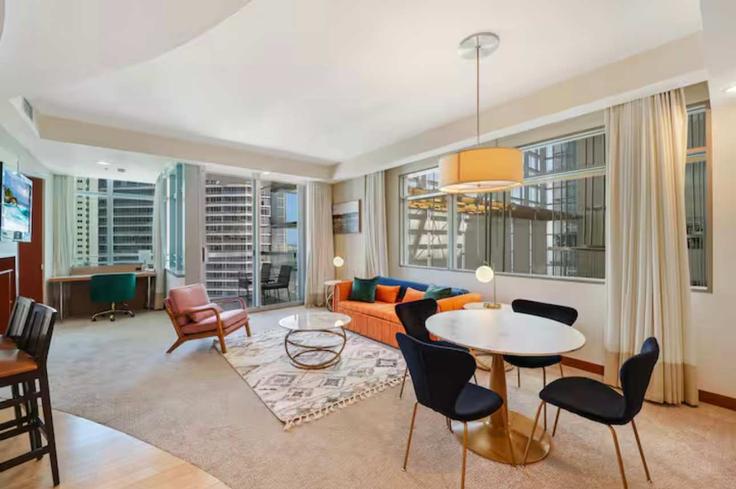 Building Brickell Avenue - palermo-home-rentals-llc - 1328103 adresindeki bir dairede modern mobilyalarla zarif bir şekilde tasarlanmış oturma odası Miami, Miami Building Brickell Avenue - palermo-home-rentals-llc - 1328103 adresindeki bir dairede modern mobilyalarla zarif bir şekilde tasarlanmış oturma odası Miami, Miami