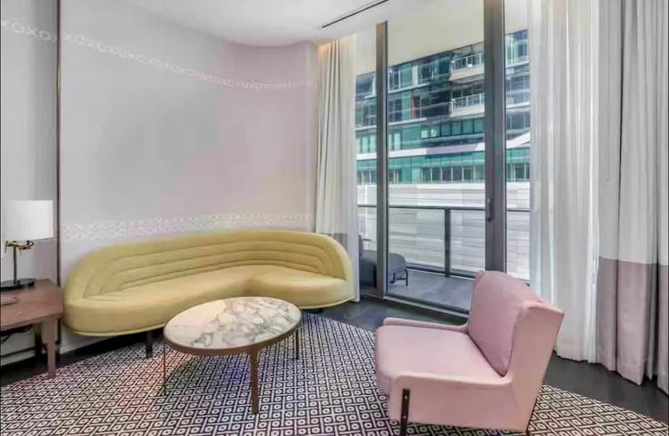 Elegante sala de estar con mobiliario moderno en un apartamento en Building South Miami Avenue - palermo-home-rentals-llc - 1328106 en Miami, Miami