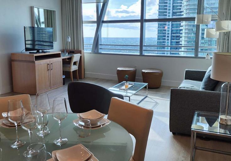 Building Brickell Bay Drive - palermo-home-rentals-llc - 1328101 adresindeki bir dairede modern mobilyalarla zarif bir şekilde tasarlanmış oturma odası Miami, Miami Building Brickell Bay Drive - palermo-home-rentals-llc - 1328101 adresindeki bir dairede modern mobilyalarla zarif bir şekilde tasarlanmış oturma odası Miami, Miami