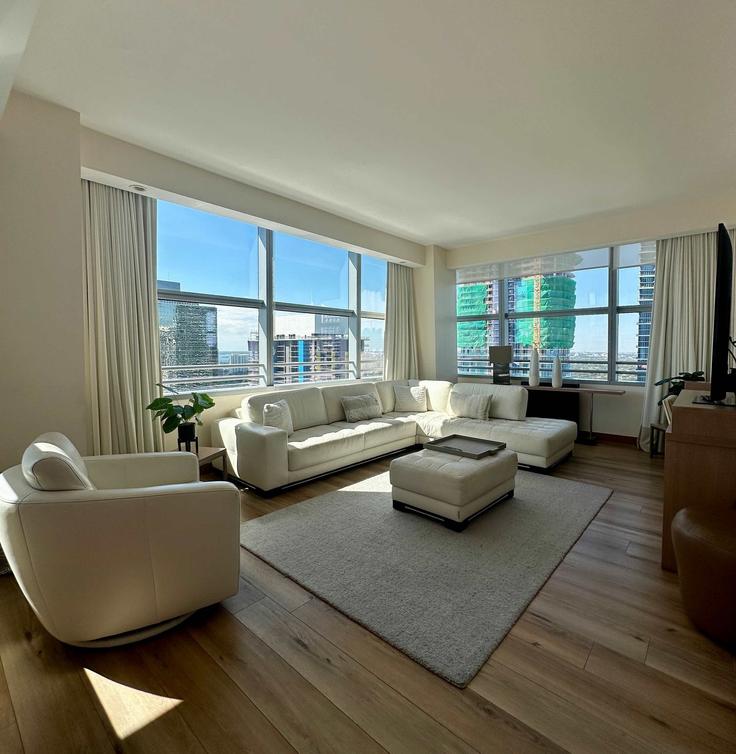 Elegant gestaltetes Wohnzimmer mit moderner Einrichtung in einer Wohnung im Building Brickell Avenue - palermo-home-rentals-llc - 1328108 in Miami, Miami Elegant gestaltetes Wohnzimmer mit moderner Einrichtung in einer Wohnung im Building Brickell Avenue - palermo-home-rentals-llc - 1328108 in Miami, Miami