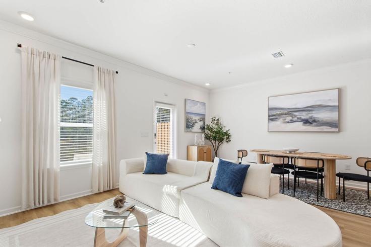 Building Lost Bay Drive - palmaway - 1541220 adresindeki bir dairede modern mobilyalarla zarif bir şekilde tasarlanmış oturma odası Orange Beach, Orange Beach