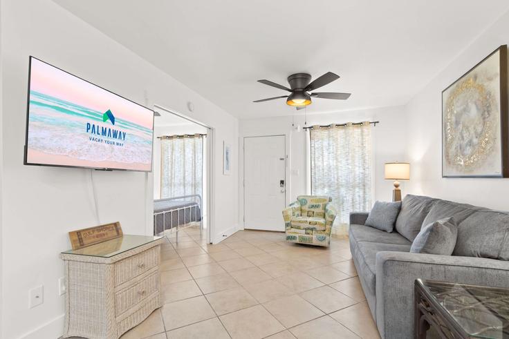 Elegant gestaltetes Wohnzimmer mit moderner Einrichtung in einer Wohnung im Building West Lagoon Avenue - palmaway - 1541218 in Gulf Shores, Gulf Shores Elegant gestaltetes Wohnzimmer mit moderner Einrichtung in einer Wohnung im Building West Lagoon Avenue - palmaway - 1541218 in Gulf Shores, Gulf Shores