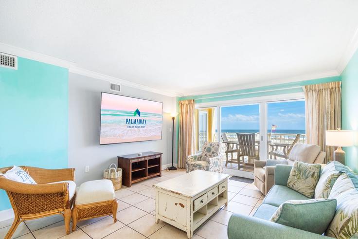 Sala de estar elegantemente projetada com móveis modernos em um apartamento no Building West Beach Boulevard - palmaway - 1541222 em Gulf Shores, Gulf Shores Sala de estar elegantemente projetada com móveis modernos em um apartamento no Building West Beach Boulevard - palmaway - 1541222 em Gulf Shores, Gulf Shores