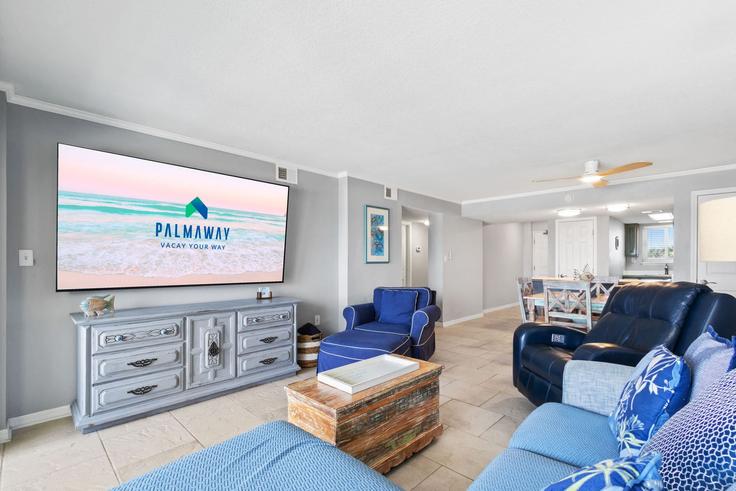 Sala de estar elegantemente projetada com móveis modernos em um apartamento no Building West Beach Boulevard - palmaway - 1541224 em Gulf Shores, Gulf Shores Sala de estar elegantemente projetada com móveis modernos em um apartamento no Building West Beach Boulevard - palmaway - 1541224 em Gulf Shores, Gulf Shores