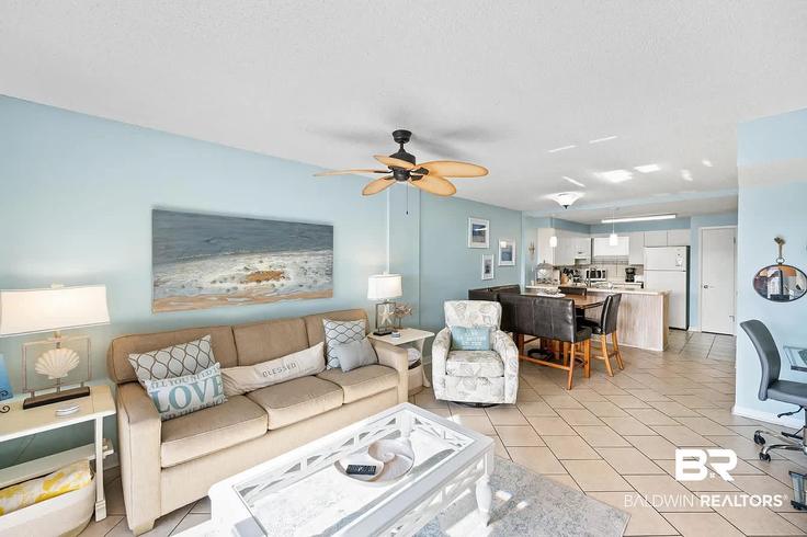 Elegante sala de estar con mobiliario moderno en un apartamento en Building West Beach Boulevard - palmaway - 1634701 en Gulf Shores, Gulf Shores Elegante sala de estar con mobiliario moderno en un apartamento en Building West Beach Boulevard - palmaway - 1634701 en Gulf Shores, Gulf Shores