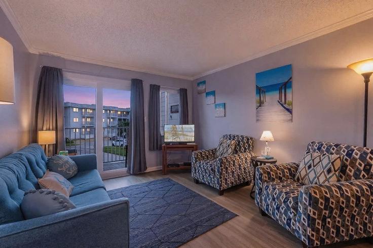 Elegante sala de estar con mobiliario moderno en un apartamento en Building Plantation Road - palmaway - 1634700 en Gulf Shores, Gulf Shores Elegante sala de estar con mobiliario moderno en un apartamento en Building Plantation Road - palmaway - 1634700 en Gulf Shores, Gulf Shores