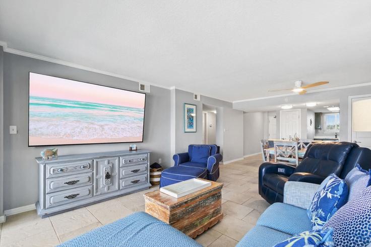 Elegant gestaltetes Wohnzimmer mit moderner Einrichtung in einer Wohnung im Building West Beach Boulevard - palmaway - 1541226 in Gulf Shores, Gulf Shores Elegant gestaltetes Wohnzimmer mit moderner Einrichtung in einer Wohnung im Building West Beach Boulevard - palmaway - 1541226 in Gulf Shores, Gulf Shores