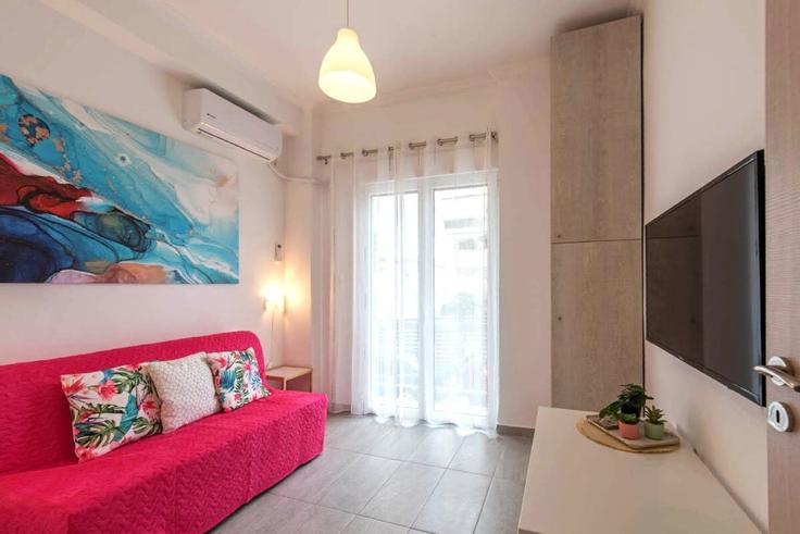 Sala de estar elegantemente projetada com móveis modernos em um apartamento no Building Igiou - panagiotis-petropoulos - 1429766 em Central Athens, Athens