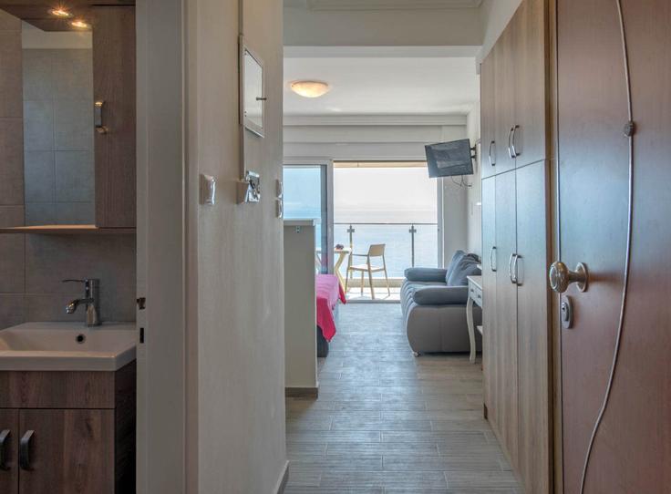 Salle de séjour élégante avec mobilier moderne dans un appartement à Building Leoforos Poseidonos - panagiotis-petropoulos - 1461481 à South Athens, Athens