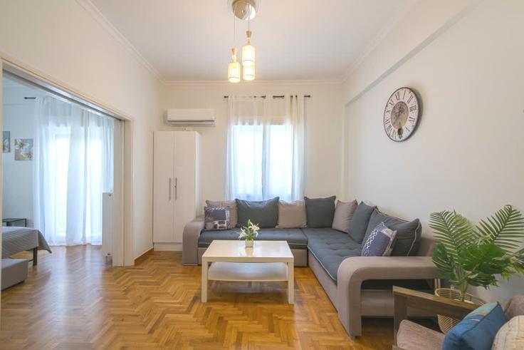 Sala de estar elegantemente projetada com móveis modernos em um apartamento no Building Dimokratias - panagiotis-petropoulos - 1429762 em Central Athens, Athens Sala de estar elegantemente projetada com móveis modernos em um apartamento no Building Dimokratias - panagiotis-petropoulos - 1429762 em Central Athens, Athens