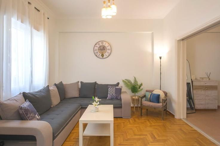 Sala de estar elegantemente projetada com móveis modernos em um apartamento no Building Dimokratias - panagiotis-petropoulos - 1429762 em Central Athens, Athens Sala de estar elegantemente projetada com móveis modernos em um apartamento no Building Dimokratias - panagiotis-petropoulos - 1429762 em Central Athens, Athens