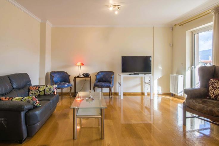 Elegante sala de estar con mobiliario moderno en un apartamento en Building Chatzievaggelou - panagiotis-petropoulos - 1366326 en North Athens, Athens