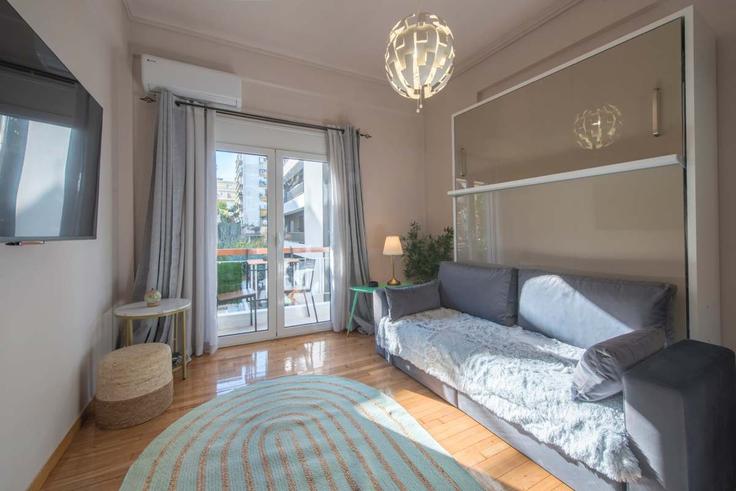 Central Athens, Athens에 위치한 Building Kithnou - panagiotis-petropoulos - 1372358 유닛의 세련된 인테리어가 돋보이는 거실