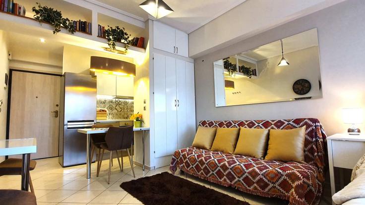 Sala de estar elegantemente projetada com móveis modernos em um apartamento no Building Likourgou - panagiotis-petropoulos - 1461480 em Central Athens, Athens