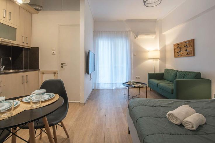 Elegant gestaltetes Wohnzimmer mit moderner Einrichtung in einer Wohnung im Building Marathonos - panagiotis-petropoulos - 1429759 in Central Athens, Athens