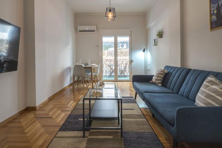 Sala de estar elegantemente projetada com móveis modernos em um apartamento no Building Spirou Trikoupi - panagiotis-petropoulos - 1698051 em Central Athens, Athens Sala de estar elegantemente projetada com móveis modernos em um apartamento no Building Spirou Trikoupi - panagiotis-petropoulos - 1698051 em Central Athens, Athens