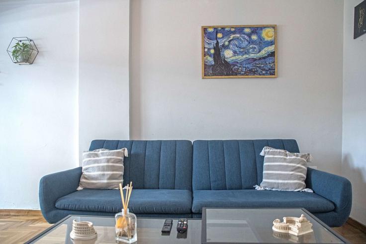 Elegante sala de estar con mobiliario moderno en un apartamento en Building Spirou Trikoupi - panagiotis-petropoulos - 1698051 en Central Athens, Athens