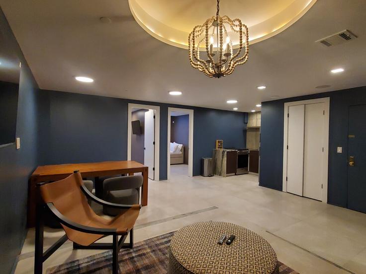 Brooklyn, New York에 위치한 Building 2 bedroom unit in williamsburg - paradisesuites - 1051313 유닛의 세련된 인테리어가 돋보이는 거실
